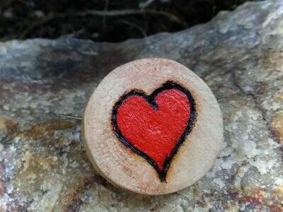drevená javorová brošňa srdce