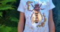 Maľované tričko so včelou