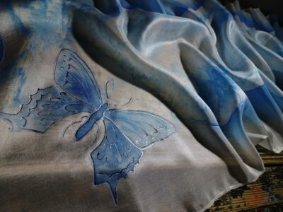 Modré motýle – hodvábny šál